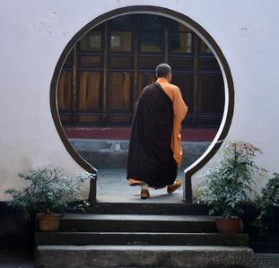 一个僧人背影走向佛头
