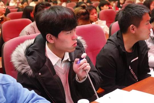 一方认为大学生创业应当立足于实力,人脉,资金等自身优势;一方则认为