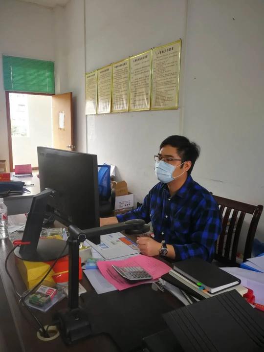 罗圻林在汇总全校重点人群监测信息