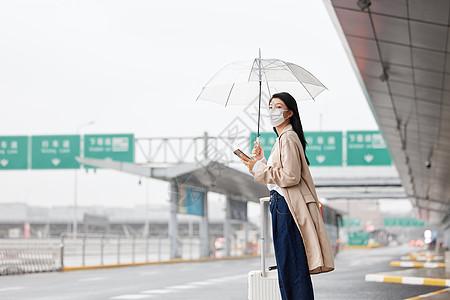 美女在路边等待出租车图片下载