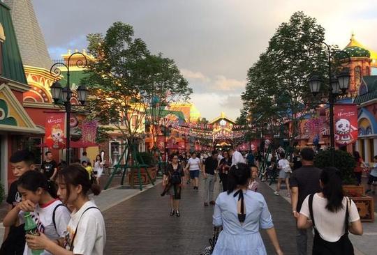 小伙依托万达游乐园做起了摄影生意每天都啪啪啪不