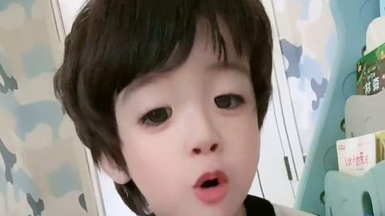 儿子今天睡醒和我说“妈妈我录抖音吧”看到自己视频还说丹尼好可爱呀哈哈哈哈