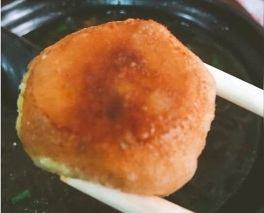 他们换了一家店面,继续生煎包的生意,员工们也陪伴着赵宝美一点一