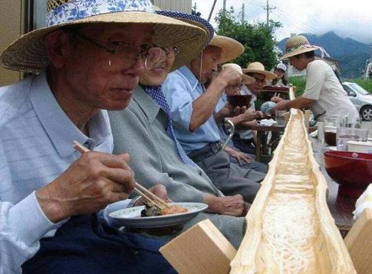 大妈卖"趣味面条",生意异常火爆,可很多顾客却吃不到嘴里!