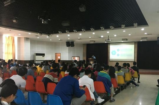 首先由信息工程学院2014级的同学彭伟(大学生创新创业项目训练计划二