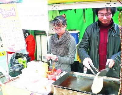 大学生毕业后与女友创业摆摊卖饼年入10万(图)