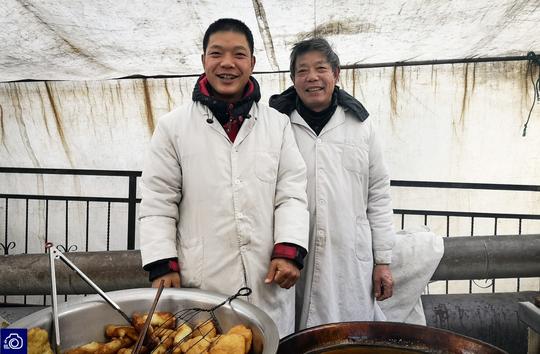今年64岁,21年前来从湖北老家来到山东威海做起了炸油条生意.