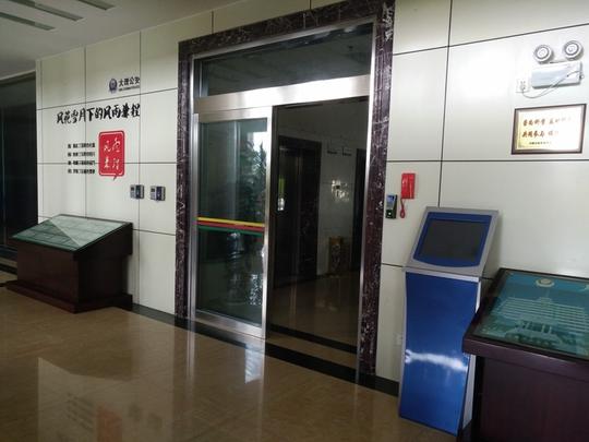 一楼门扇开启状态案例描述:工程名称:大理州公安局办公楼大门(自动