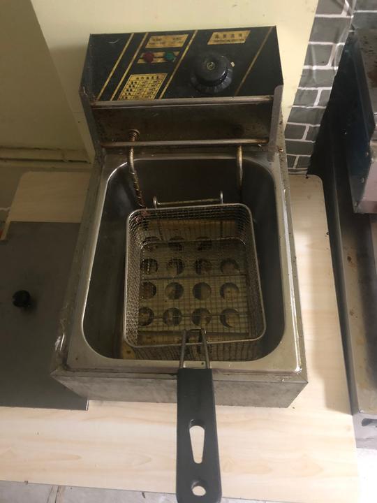溅卖炸炉，用来炸串串，生意不好用不上，东西绝对没问题，80出