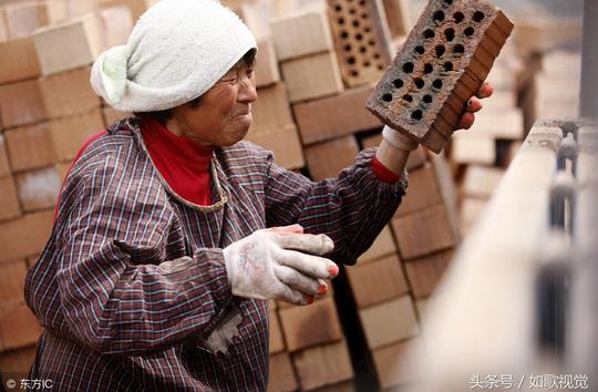 丈夫外出打工或创业挣钱,留守妇女们也没闲着,干的活五花八门