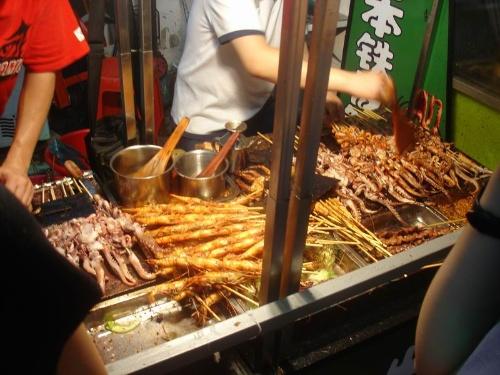 铁板烧市场广阔,大部分经营铁板烧小吃都是流动经营摆摊,可以到处