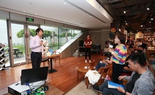万门大学创始人童哲新书《给年轻人的极简金融课》在京分享签售