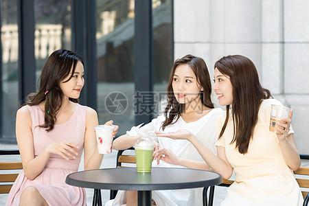 美女闺蜜休闲喝咖啡图片下载