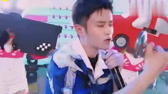一首《我怎么这么好看》，杨迪张真源c位领衔蹦迪，现场气氛堪比演唱会