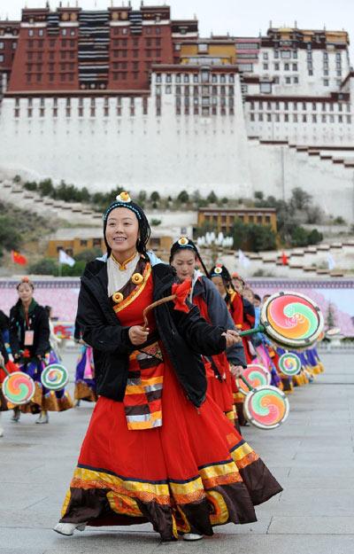 奥运圣火在拉萨传递演员表演藏族舞蹈