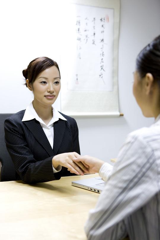 握手的商务白领美女高清图片图片