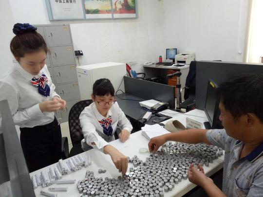 【改革开放看工行】工行梧田支行员工耐心为客户清点零币获美赞