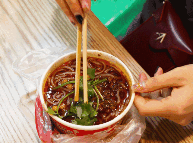 义门白家酸辣粉义门白家生意很火,各个商圈也开了不少的分店,香港城