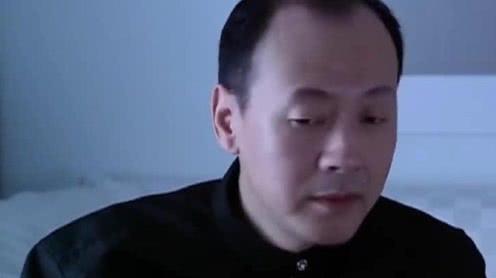 情人搬走后老男人的心思活络了起来，上班撩女同事，下班安慰妻子