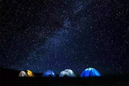 秋高气爽的户外,一家人在躺在帐篷里,并肩数天上的星星,寻找属于自己
