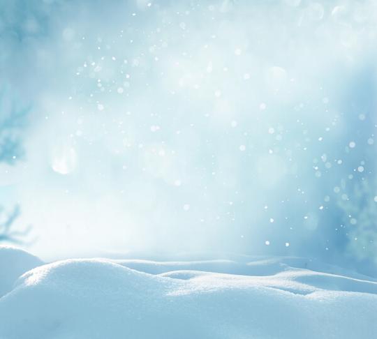 圣诞冬天背景与雪和模糊的散景照片素材-图片id:135288209