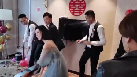婚礼上伴娘和伴郎表演“螃蟹舞”，前面的小姐姐，跳的非常好看!