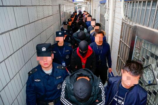 在深圳坪山打工的朱先生在淘宝网上开了一家卖服装的网店,生意惨淡,便