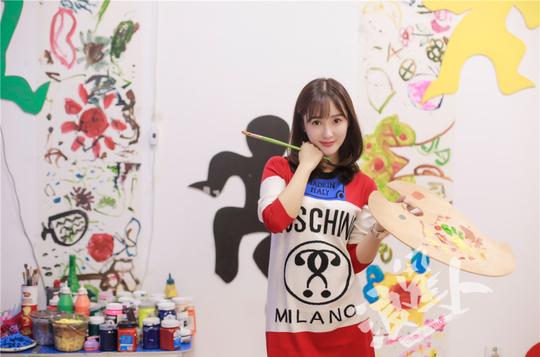 培养孩子们一双善于发现美的眼睛.-模特创业为女儿办美术教育机构