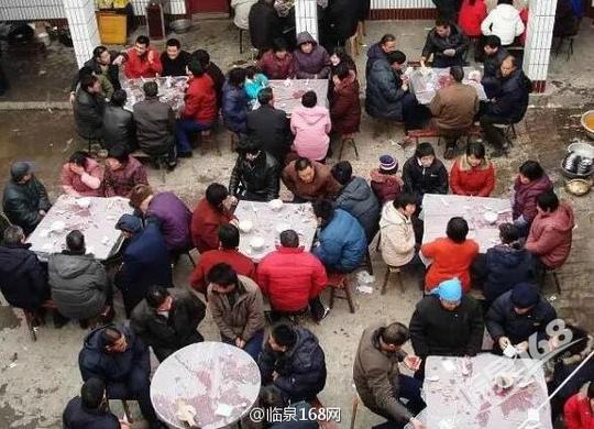 现在青年都外出打工挣钱,农村常年都是留守老人小孩占多数.