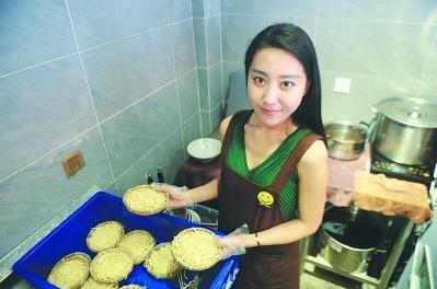 "吃货"美女创业卖牛肉面外卖定价100元