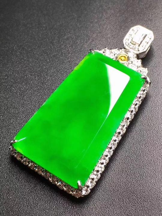 缅甸翡翠a货冰种翡翠阳绿平安素牌挂件吊坠_石晶缘珠宝翡翠网
