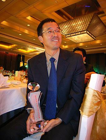 俞敏洪仍然做了长达1分钟的脱稿即兴演讲,他说想当年拿着糨糊刷第一张