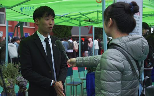 创业学子接受媒体采访