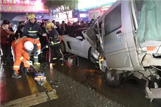 近日,上饶发生一起严重交通事故,三车连撞,两人被困,现场惨烈!