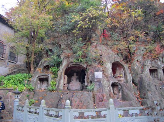 栖霞&lt;/strong&gt;山要门票,40元一张票,不过我可以享受半价,下雨在寺庙里看看也不