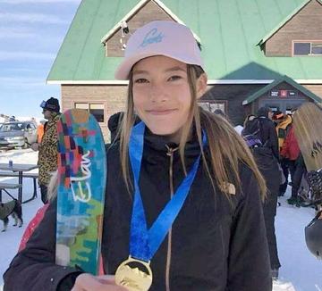 谷爱凌边化妆边赶作业图片