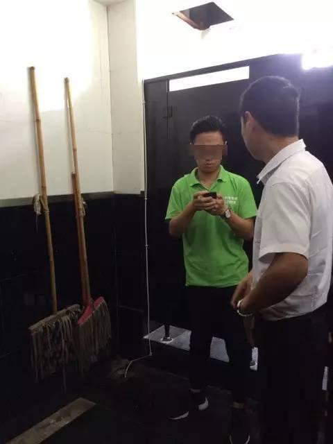宜宾一男子连续6天偷拍女生上厕所!手机存大量视频.