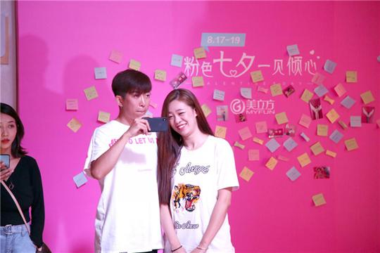 刚迈入大厅竟然突然间周杰伦《告白气球》音乐响起,灯光全亮,随后抖音