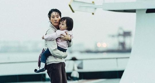 人贩子“新型骗术”来袭，宝妈手机被抢，路人机智救下孩子