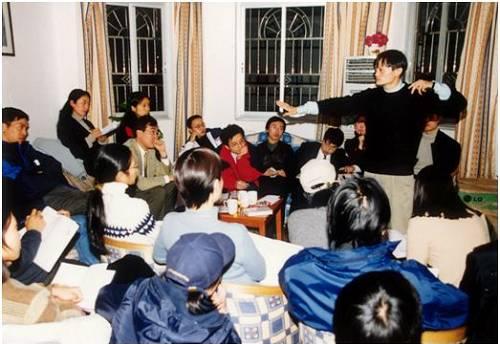 2000年,创业初期的马云在湖畔花园跟阿里巴巴创始团队开会.