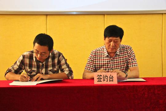 陈建平,刘海春为创新创业导师颁发聘书.