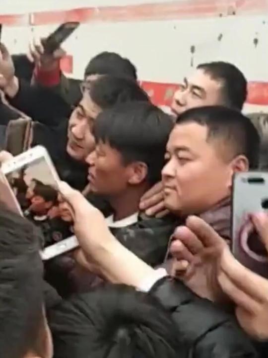 昨天的快手上全是王宝强去农村过年的视频,首页几乎都被他们村的