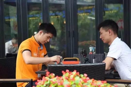 比京东快递员还赚钱的职业,这些90后小哥哥小姐姐们上门修手机,全都月