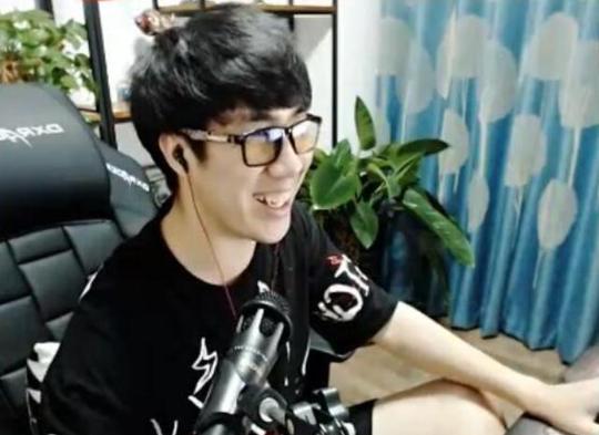 骚男直播带弟弟尬舞,快乐山羊蜜汁踩点,网友这个评论亮了!