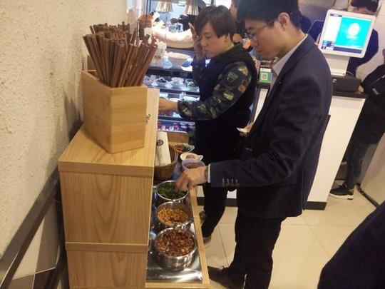 在石家庄市内有一家壹早壹碗豆腐脑店,生意异常火爆.