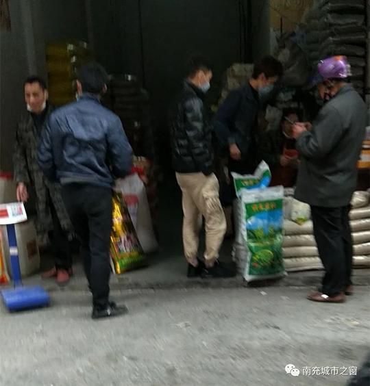 南充:市民抢购大米!粮油市场、超市生意火爆，还记得当年屯盐吗?