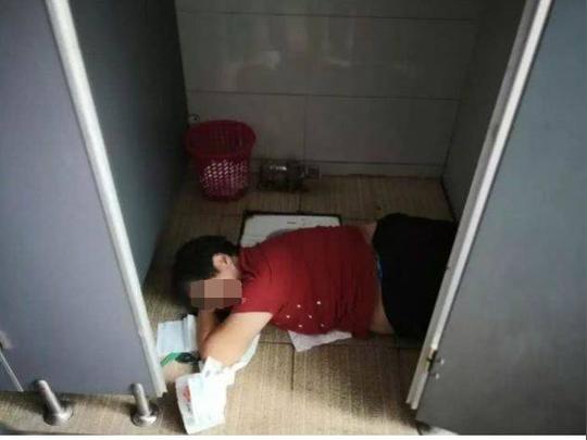 浙江|一阿姨蹲厕所,手机掉坑里便伸手去捡,结果手反而被卡!