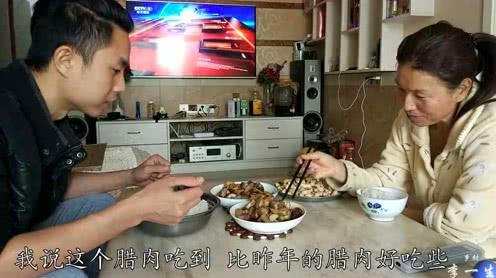腊肉刚晒干，该男子就和母亲趁父亲不在，把肉给吃了，看不下去了