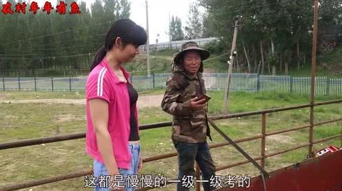 农村小哥干的啥活这么挣钱?一个小时竟能挣2000块钱，真厉害
