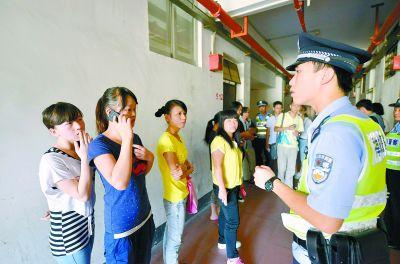 8月26日上午,圣堂后街一餐馆的员工回到店里准备开门做生意时,发现